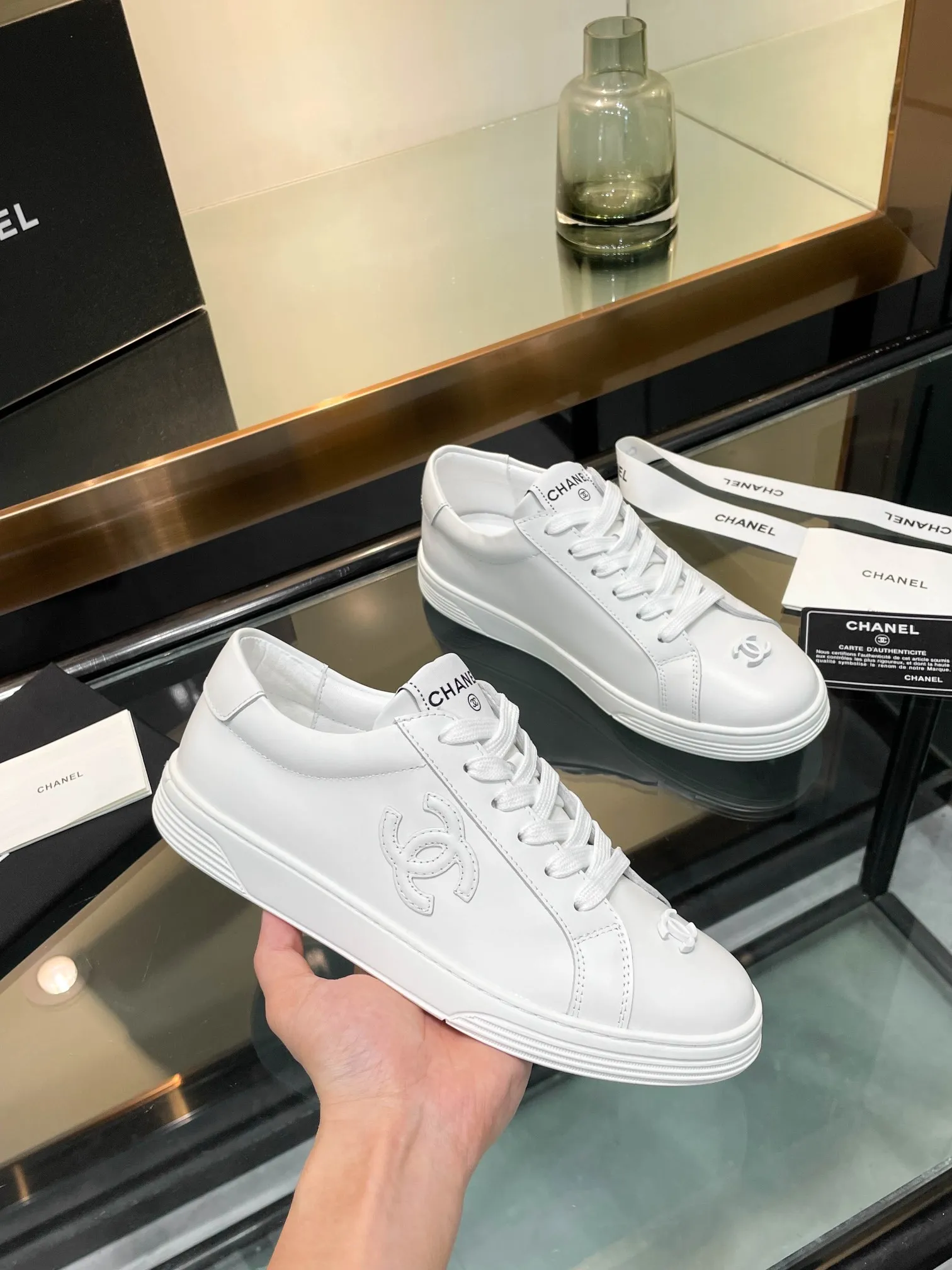 👟👟Ex-factory price 520👟👟Chanel Chanel 25SF latest model full leather panda color white shoes casual sports shoes skateboard shoes original purchase and development production Xiaoxiang C Home Another super popular item in the counter, loved by Internet celebrity bloggers and sisters, and various praises on social platforms. It is very popular, has a high texture, is breathable and super spring and summer. Seeing this issue always arouses the inner desire of girls for fashion. The latest suede material, classic black and white color, full of fashionable feeling on the feet, easy to care for. Fabric: Original customized imported cowhide material. Lining: Customized soft sheepskin lining. Sole: Original molded TPU non-slip outsole. Bottom thickness: 2.5CM. Size: Women's size 35-40 (custom-made sizes 40 are non-refundable)